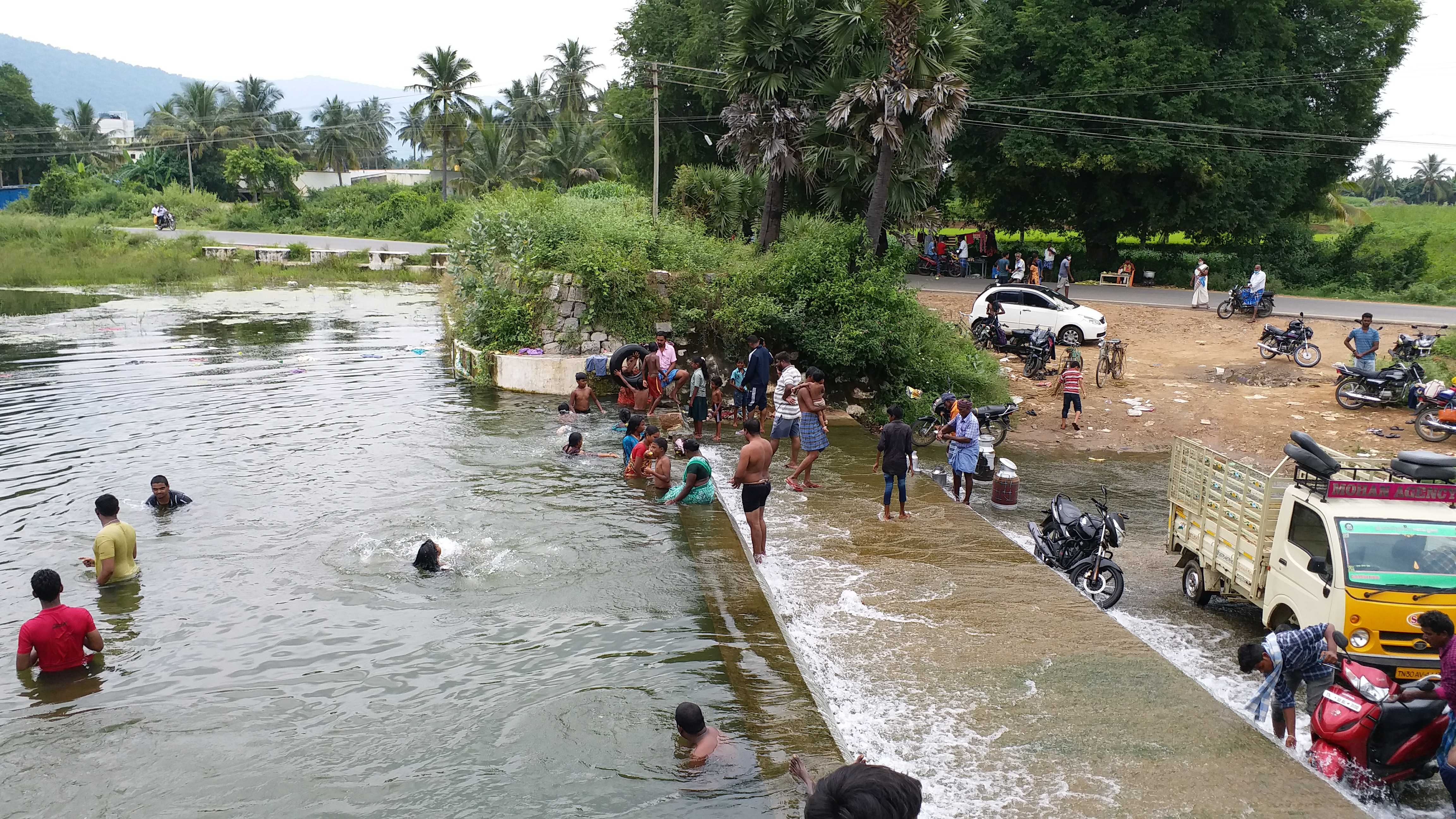 நீராட குவியும் மக்கள்