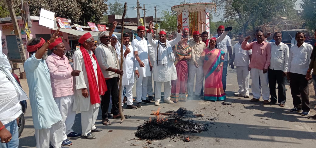 समाजवादी पार्टी के कार्यकर्ताओं ने फूंका सीएम योगी का पुतला