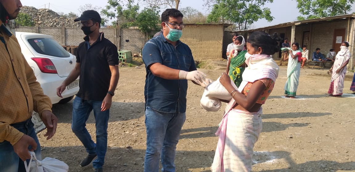 ধনশিৰি মহকুমা সাংবাদিক সংস্থা আৰু বৰপথাৰ প্ৰেছ ক্লাৱৰ সাহাৰ্য বিতৰণ