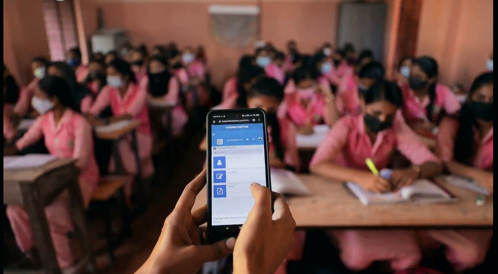 digital attendance  digital attendance machine  digital attendance machine gives alerts to parents  Government school in Palakkad  digital attendance machine in Palakkad  டிஜிட்டல் வருகை பதிவேடு  பெற்றோருக்கும் அலர்ட் கொடுக்கும் டிஜிட்டல் வருகை பதிவேடு  சித்தூர் அரசு விக்டோரியா பெண்கள் பள்ளி  கேரளாவில் அரசுப்பள்ளியில் டிஜிட்டல் வருகை பதிவேடு