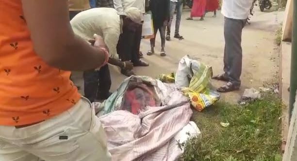 Husband carried his wife's dead body in a plastic bag