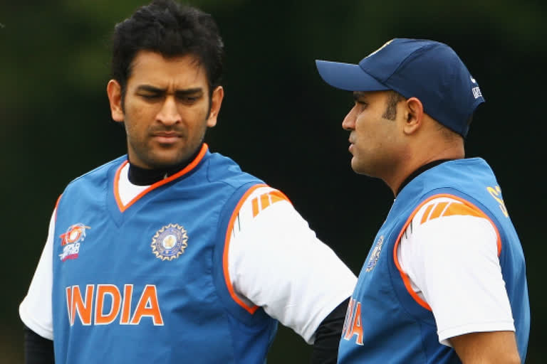 Selectors shoul talk to dhoni on retirement - Sehwag