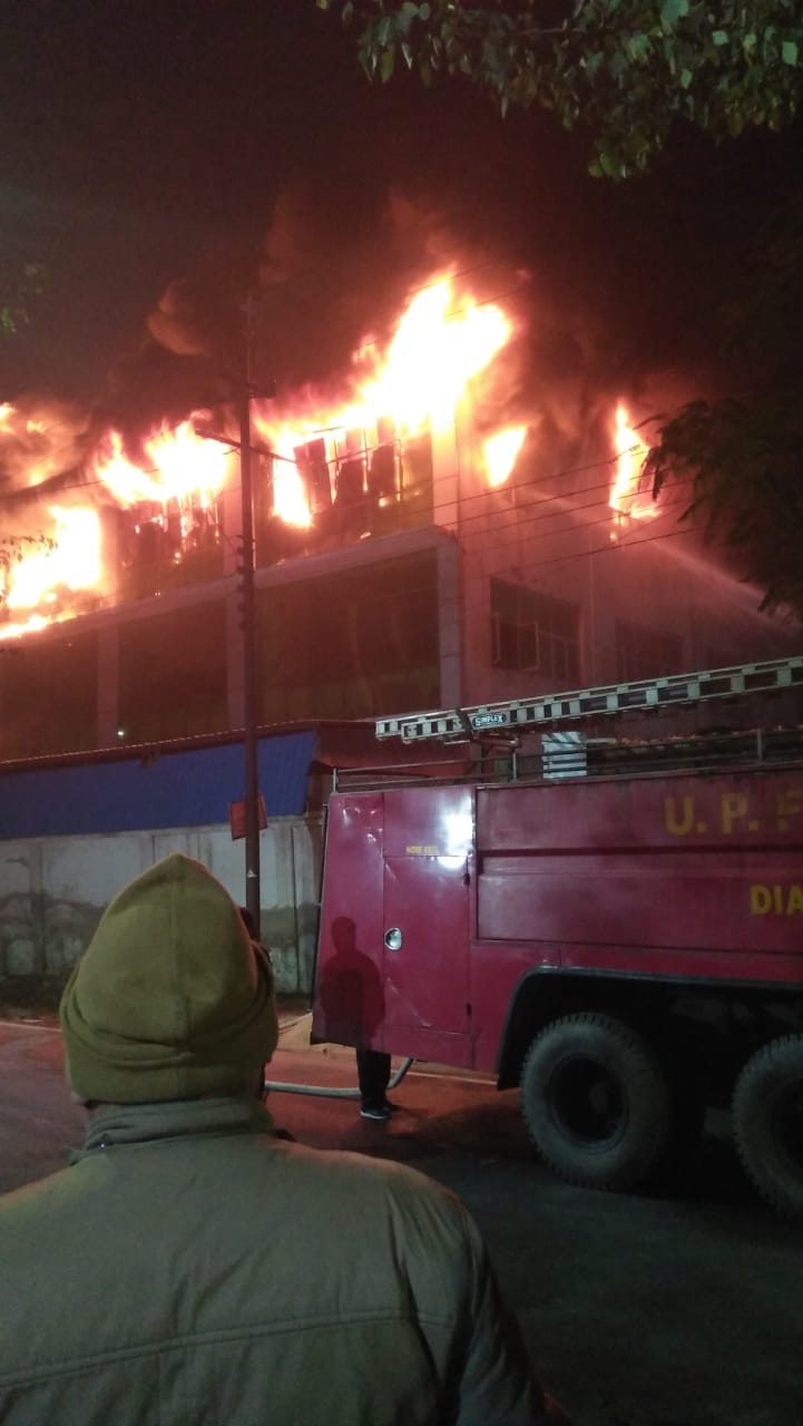 massive fire broke out at amazon warehouse in noida