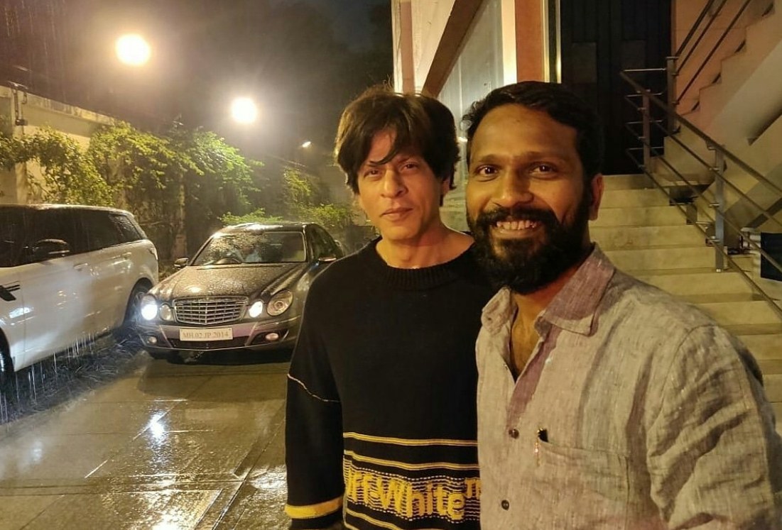 Bollywood super star Shah rukh khan meets Director Vetrimaran and rumoured for Asuran remake