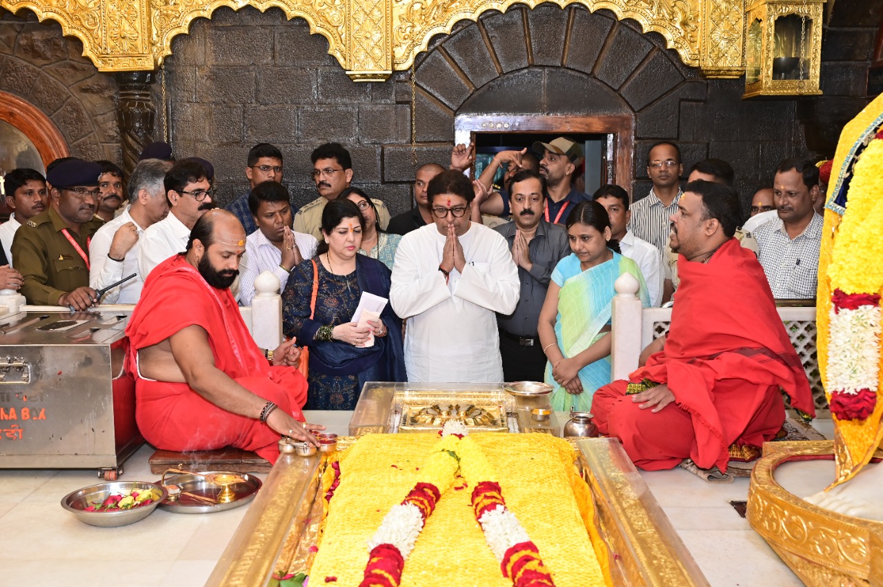 Raj Thackeray Bows Down to Consort Sai Charan