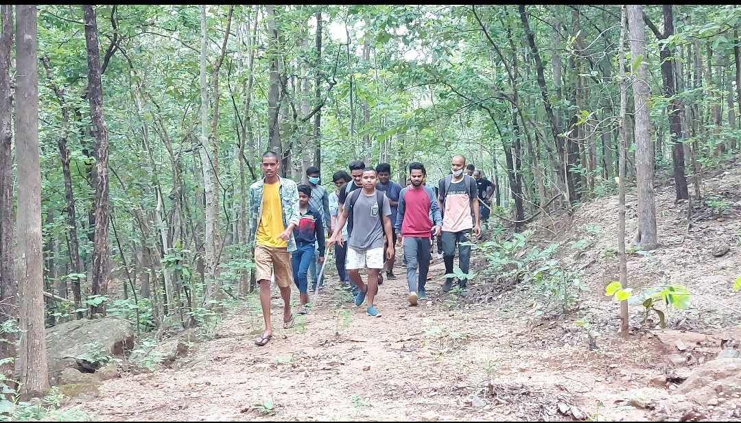 hundreds of tourists participated in jungle trip in keshkal forest division of kondagaon