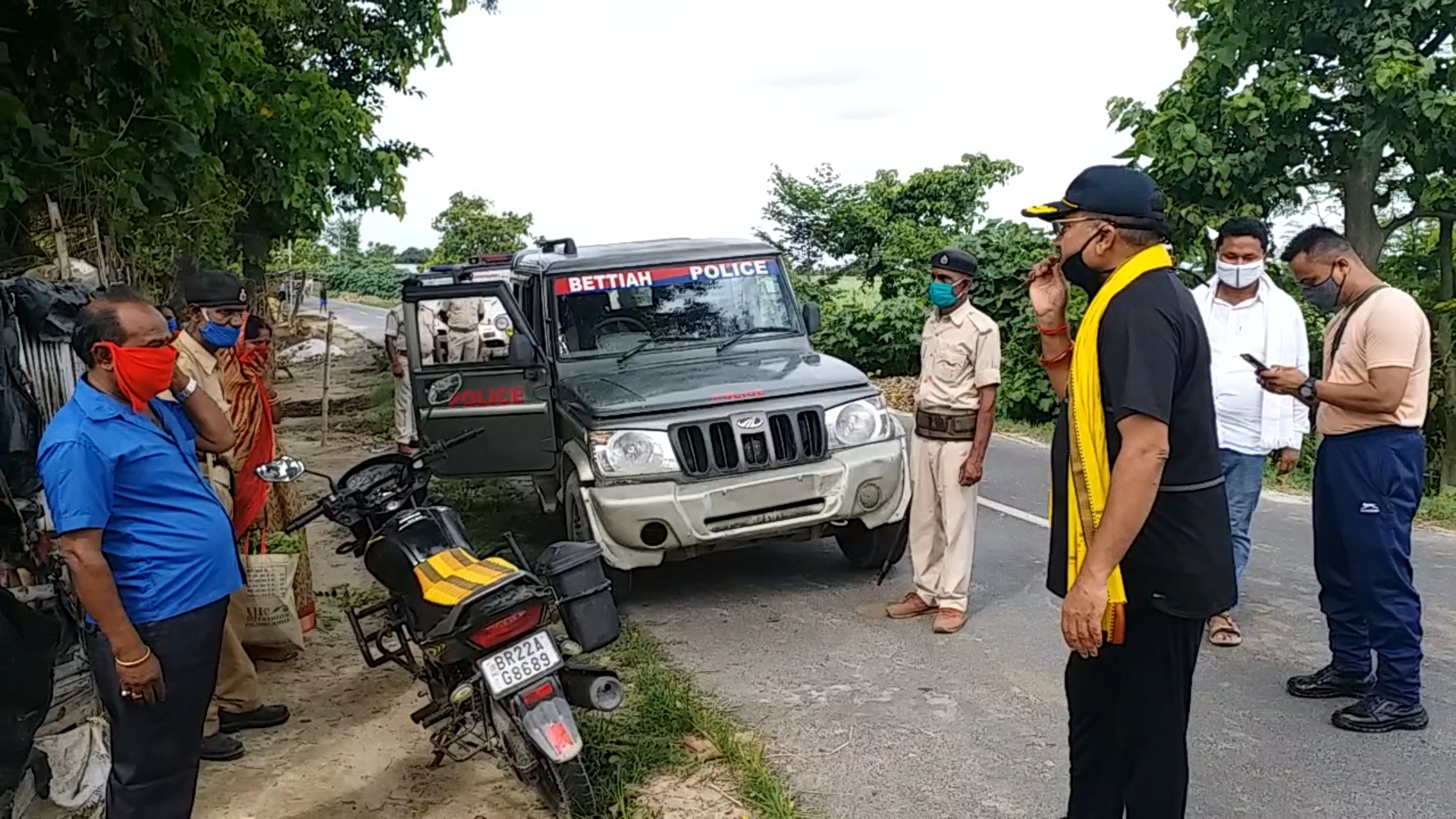 लोगों से जानकारी लेते डीजीपी