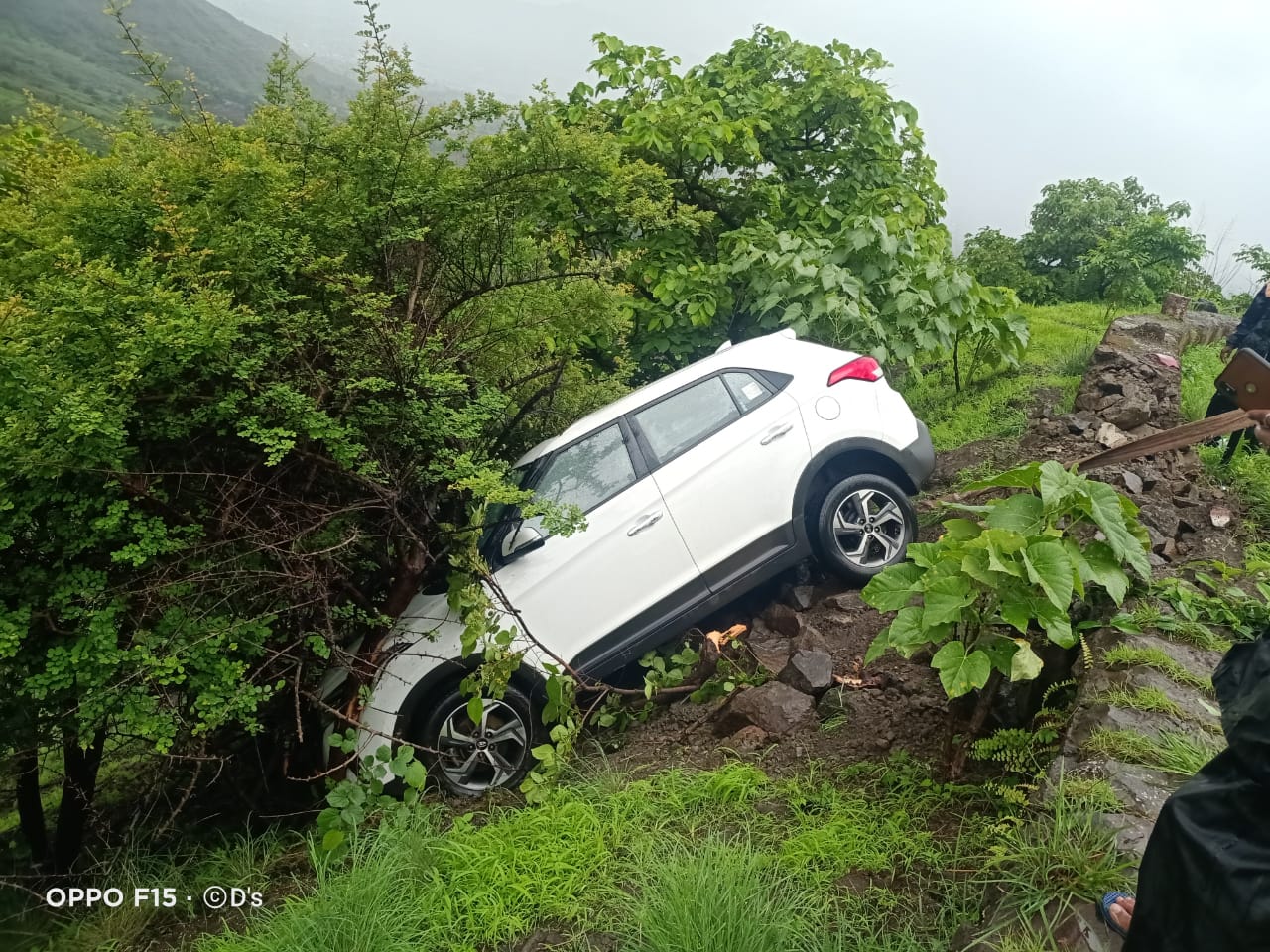 Car fall in valley near Mahabaleshwar