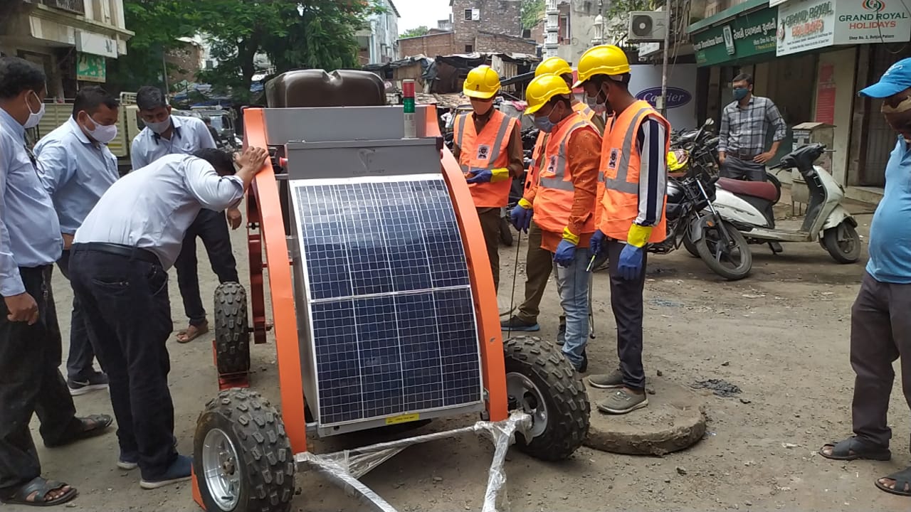 સોલાર પેનલથી ચાર્જ બે ઇકો ફ્રેન્ડલી રોબોટ સ્માર્ટ સિટી સુરતના ડ્રેનેજની કરે છે સફાઇ