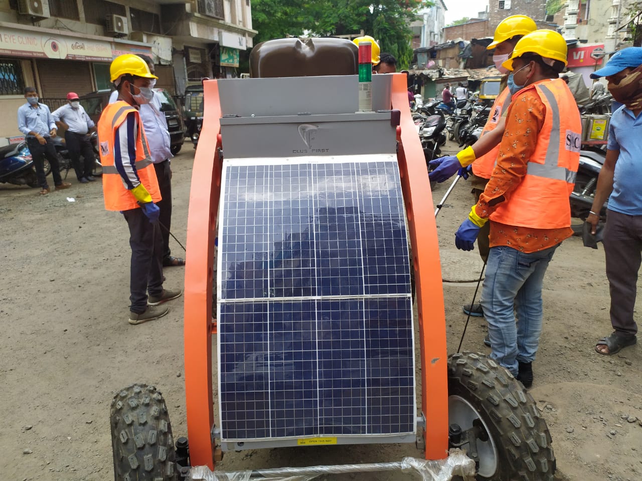 સોલાર પેનલથી ચાર્જ બે ઇકો ફ્રેન્ડલી રોબોટ સ્માર્ટ સિટી સુરતના ડ્રેનેજની કરે છે સફાઇ