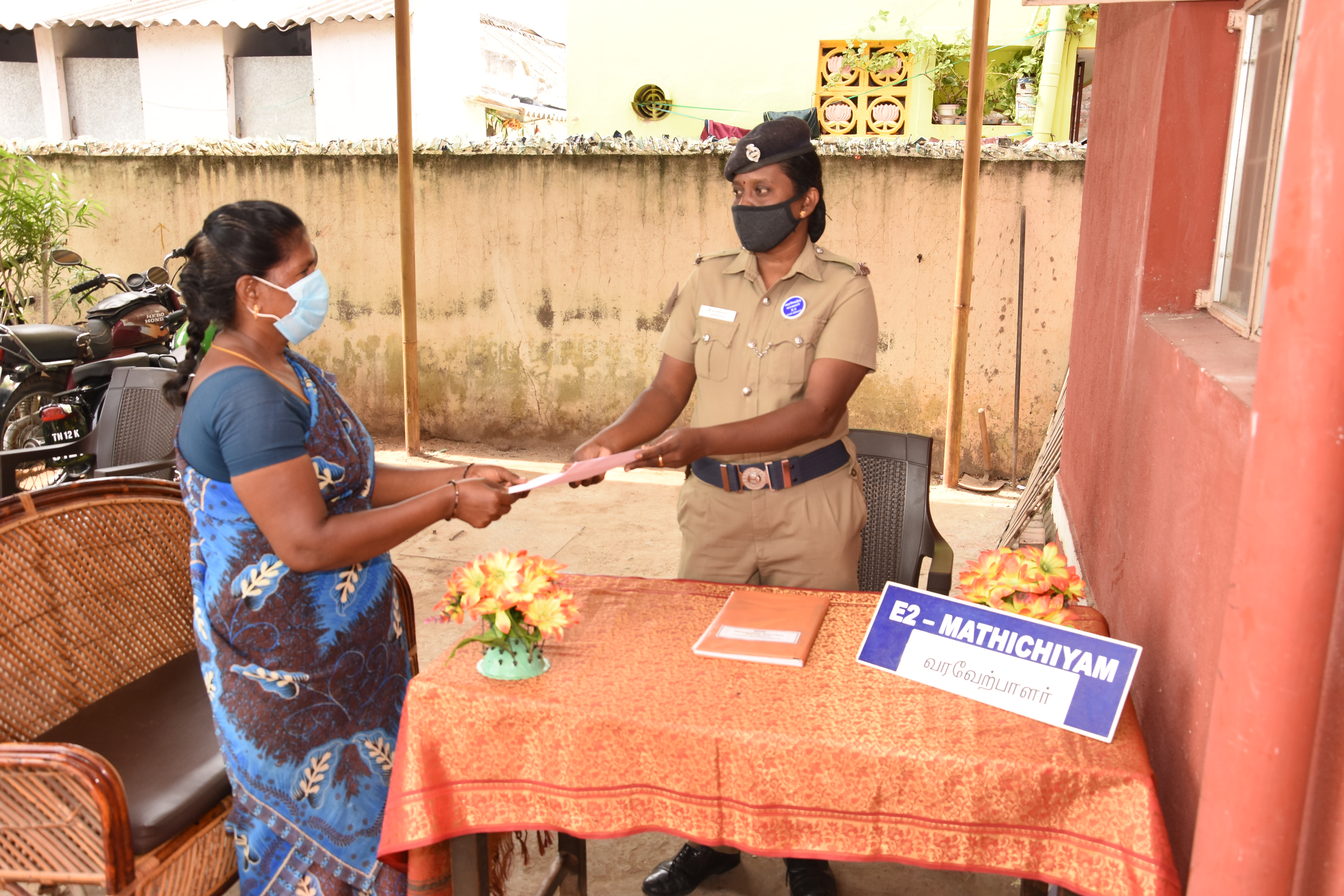 வரவேற்பு காவலரிடம் தகவல் பெறக்கூடிய பொதுமக்கள்