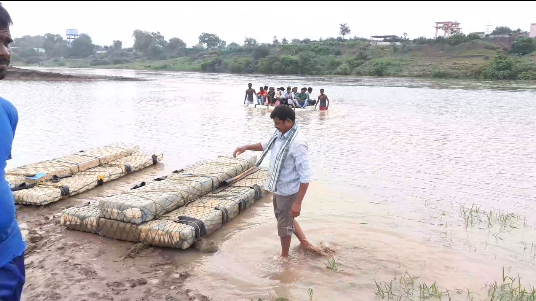 వాగుపై ప్రమాదకర ప్రయాణం