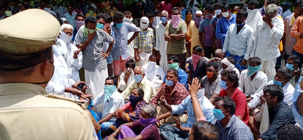 new sangvi farmers protested for stop issuing d1 patta