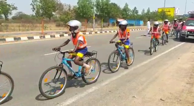 సైకిల్ యాత్రలో చిన్నారులు