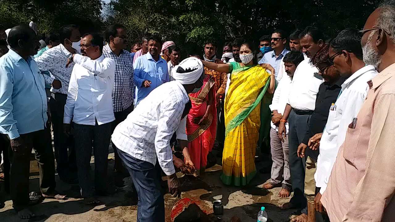 mla rekha nayak visited in utnoor mandal