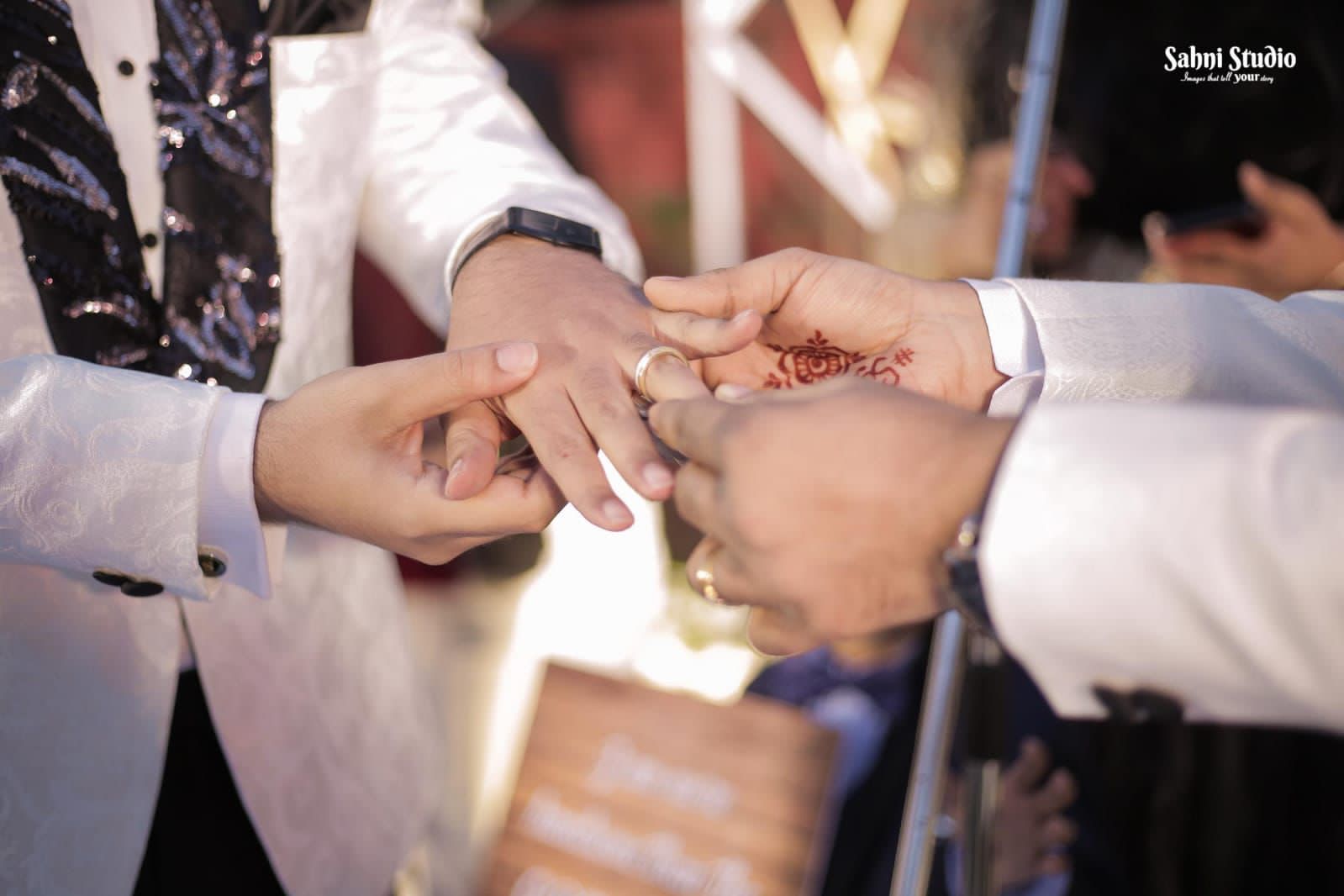 तेलंगाना में समलैंगिक जोड़े थामा एक दूजे का हाथ
