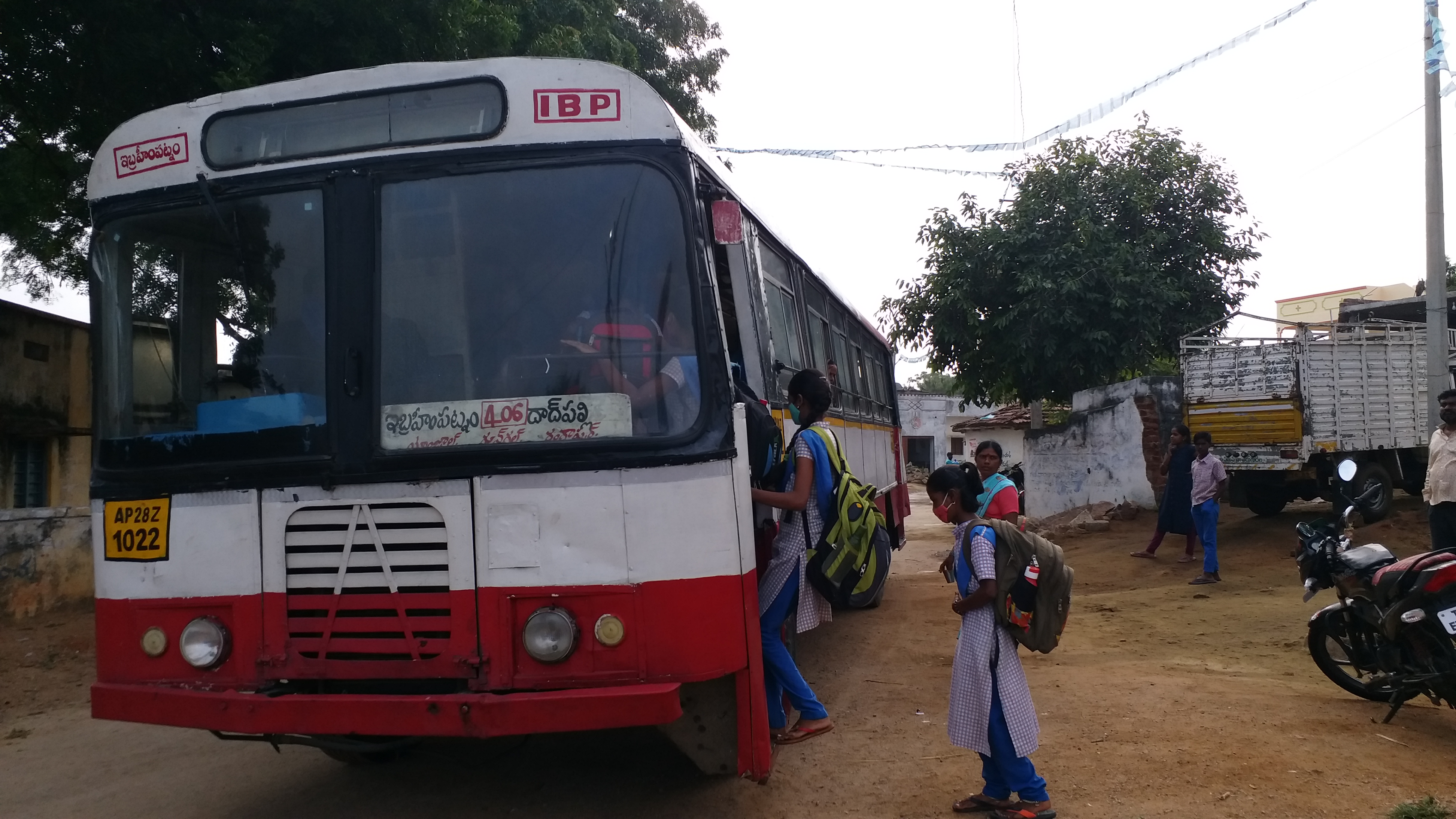 STUDENT VAISHNAVI LETTEr, RTC SERVICES RESTARTED, தெலங்கானா செய்திகள், மாணவி வைஷ்ணவி, கிராமத்துக்கு பேருந்து, தெலங்கானா மாநில போக்குவரத்து கழகம், நீதிபதிக்கு கடிதம், பள்ளி மாணவி நீதிபதிக்கு கடிதம்