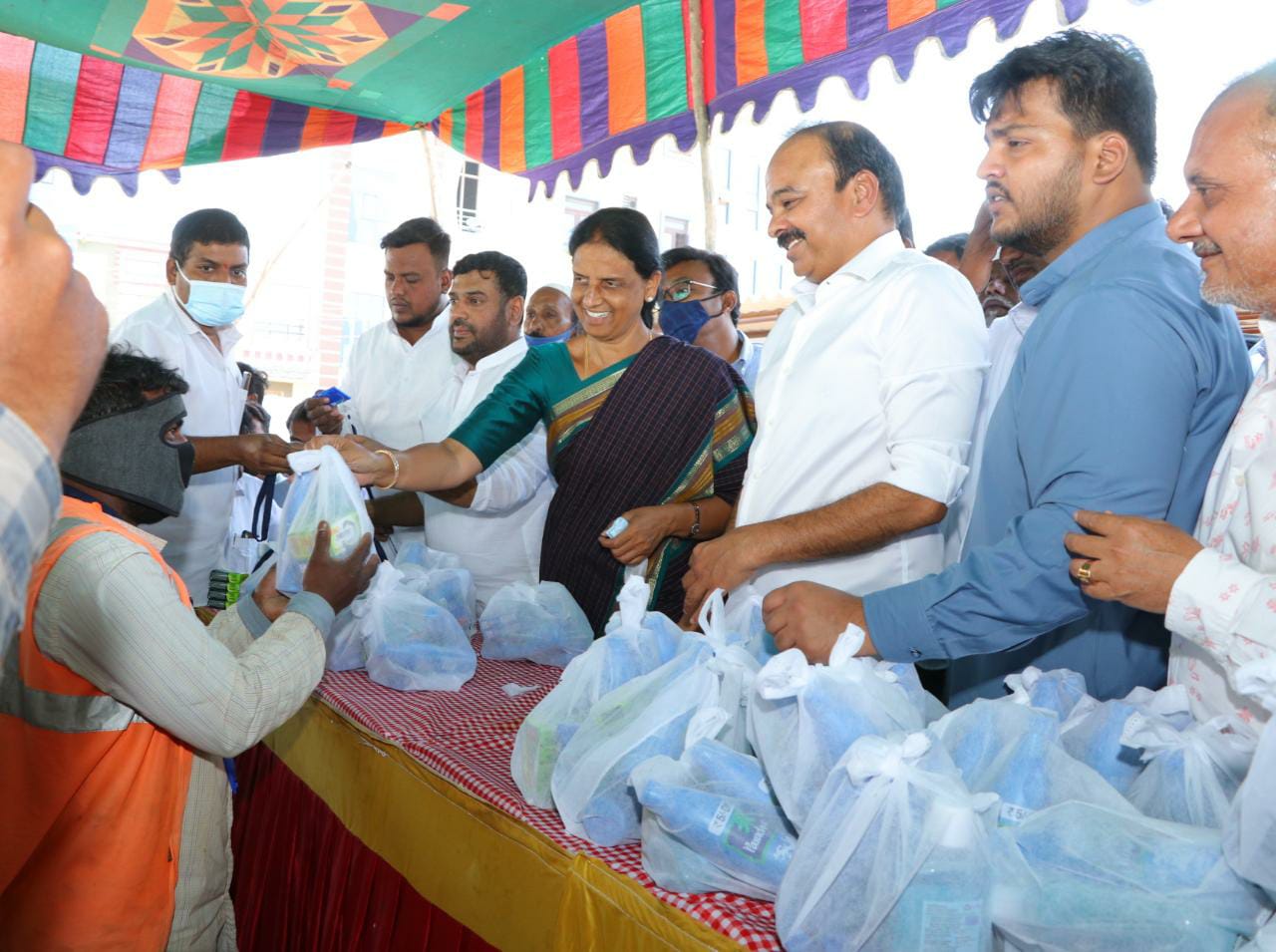 minister lunch with sanitation workers