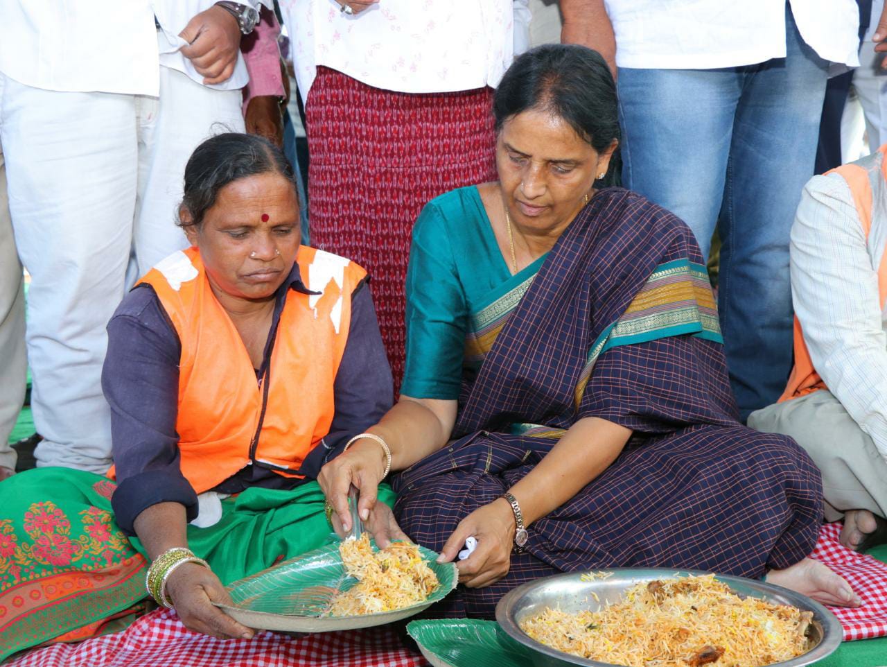 minister lunch with sanitation workers