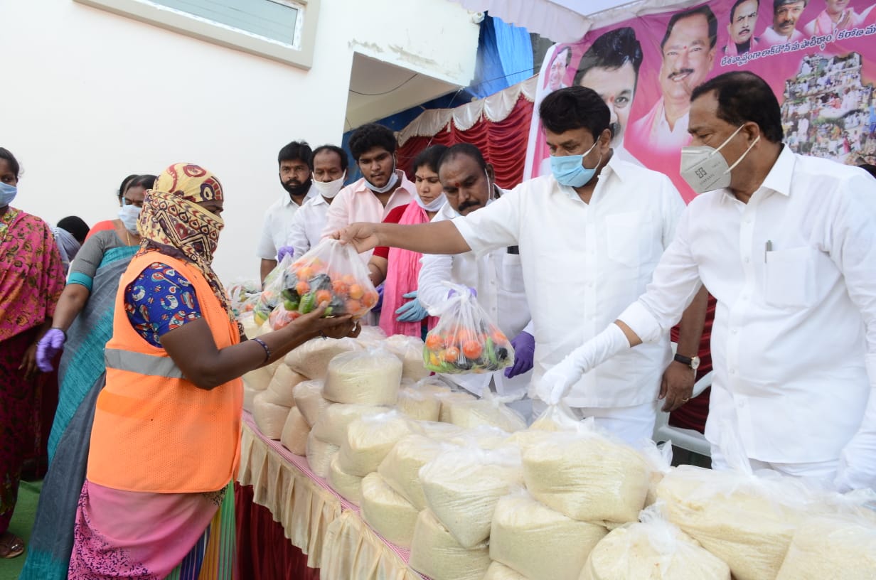 MINISTER TALASAANI  SRINIVAS YADAV DISTRIBUTED GROCERIES TO SANITATION EMPLOYEES