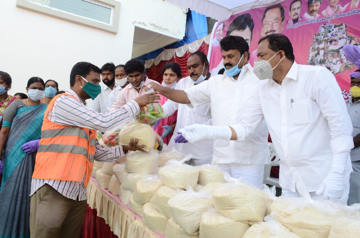 MINISTER TALASAANI  SRINIVAS YADAV DISTRIBUTED GROCERIES TO SANITATION EMPLOYEES