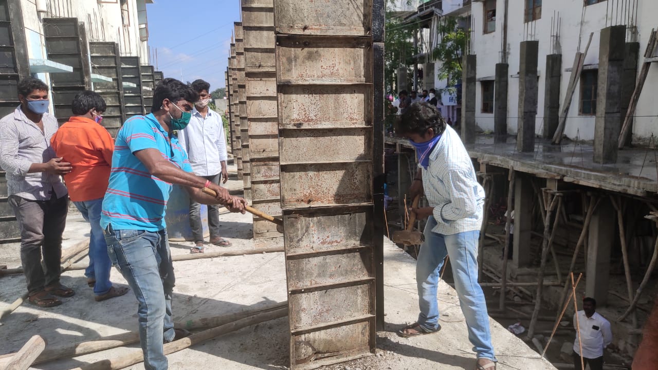 రాజీవ్ గృహకల్ప సముదాయంలో అక్రమ నిర్మాణాల కూల్చివేత