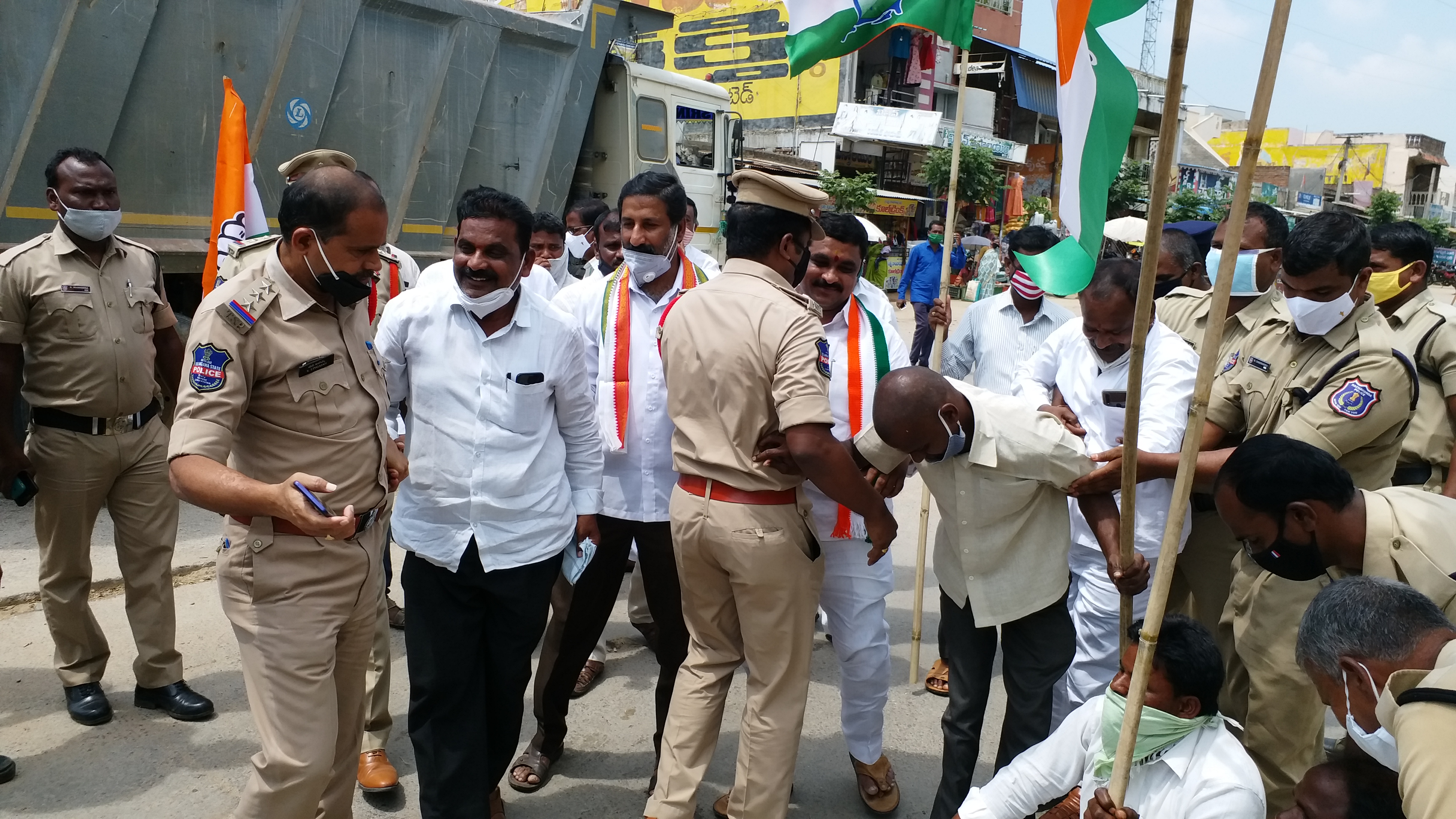 congress leaders protest at yacharam against anti public acts