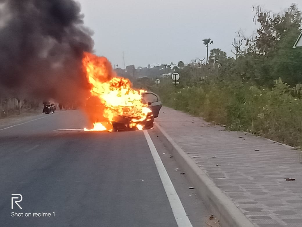 దగ్ధమవుతోన్న కారు