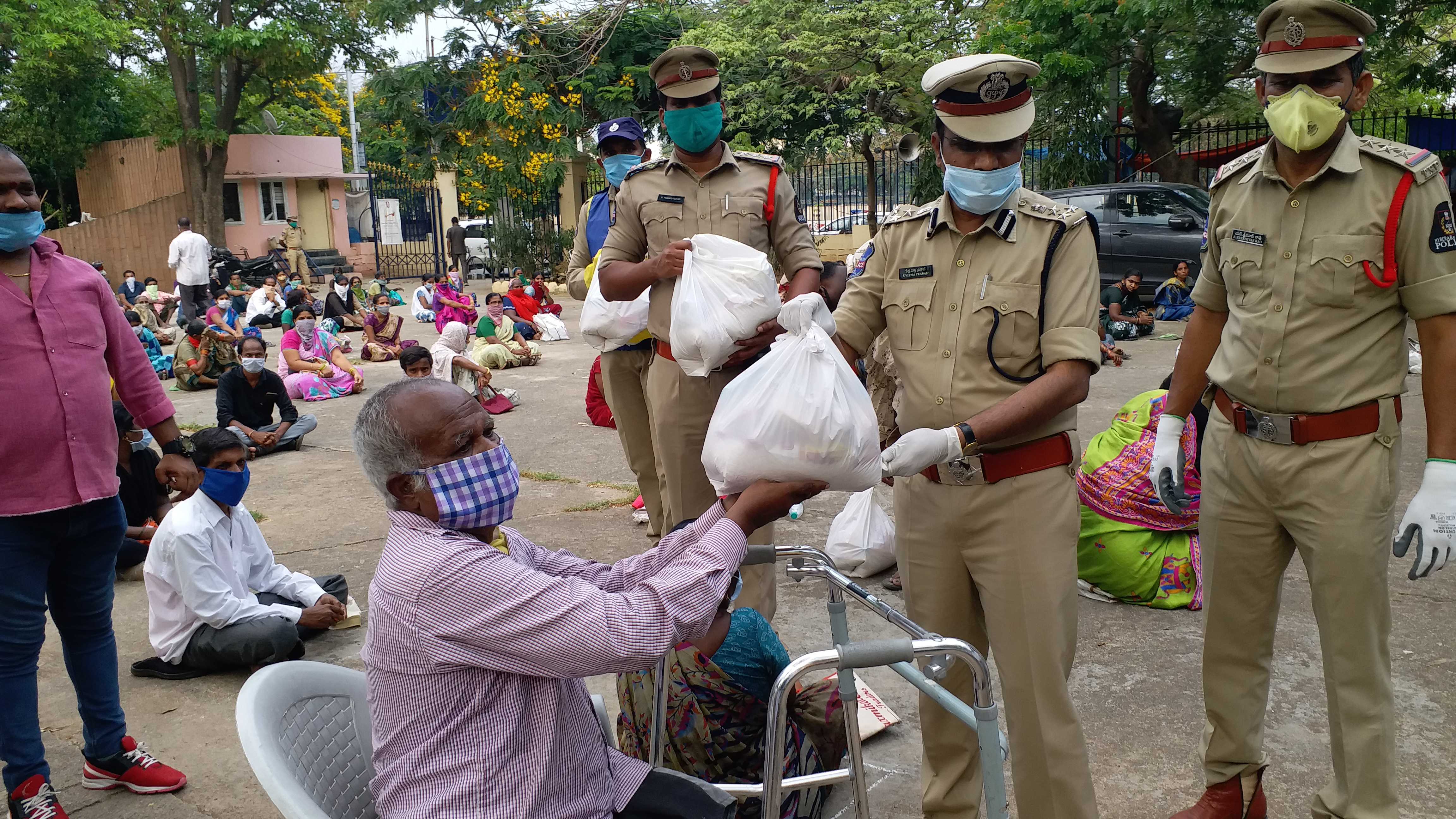 GROCERIES DISTRIBUTION TO POOR PEOPLE