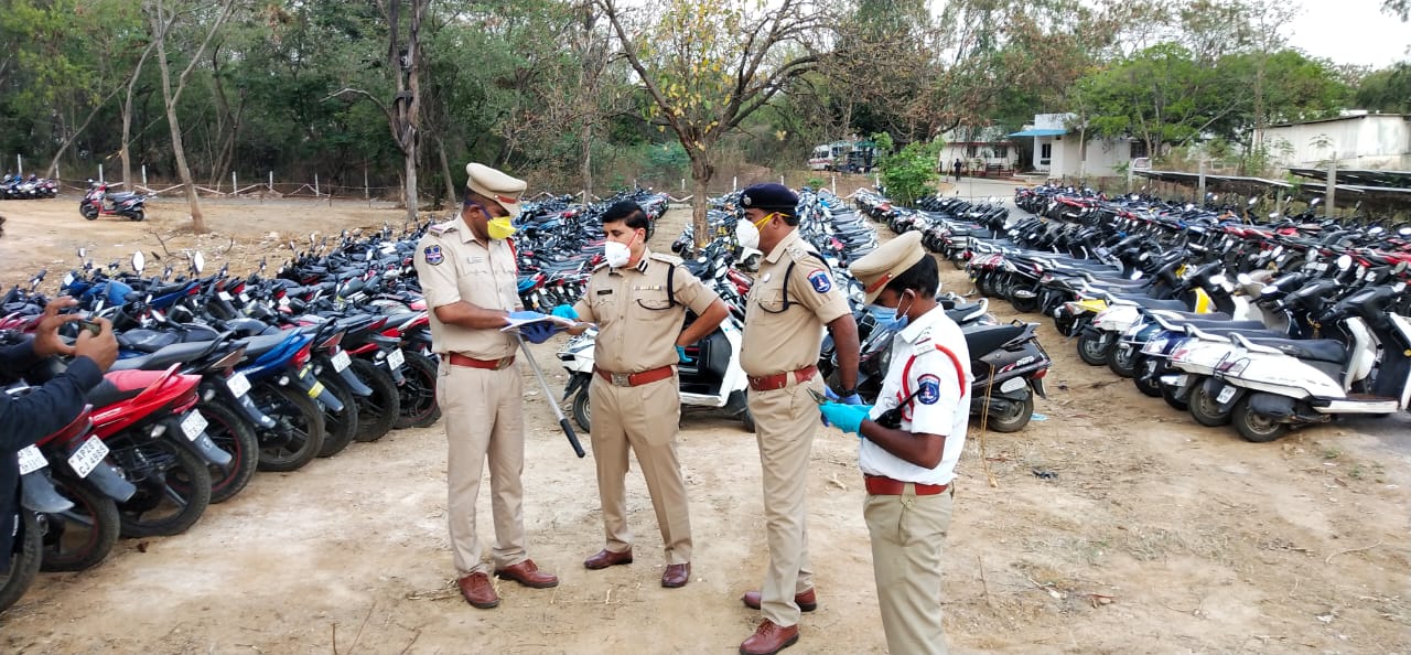 MADHAPUR DCP VISITED KUKATPALLY CHECK POST