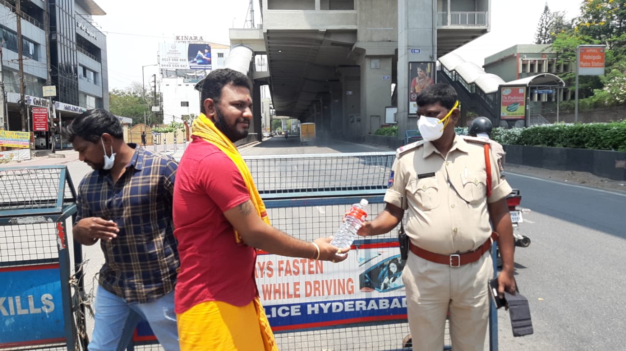 PRIEST DISTRIBUTED FOOD AND MASK TO POLICE