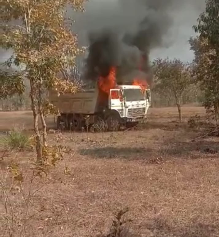 maoists set fire on vehicles i