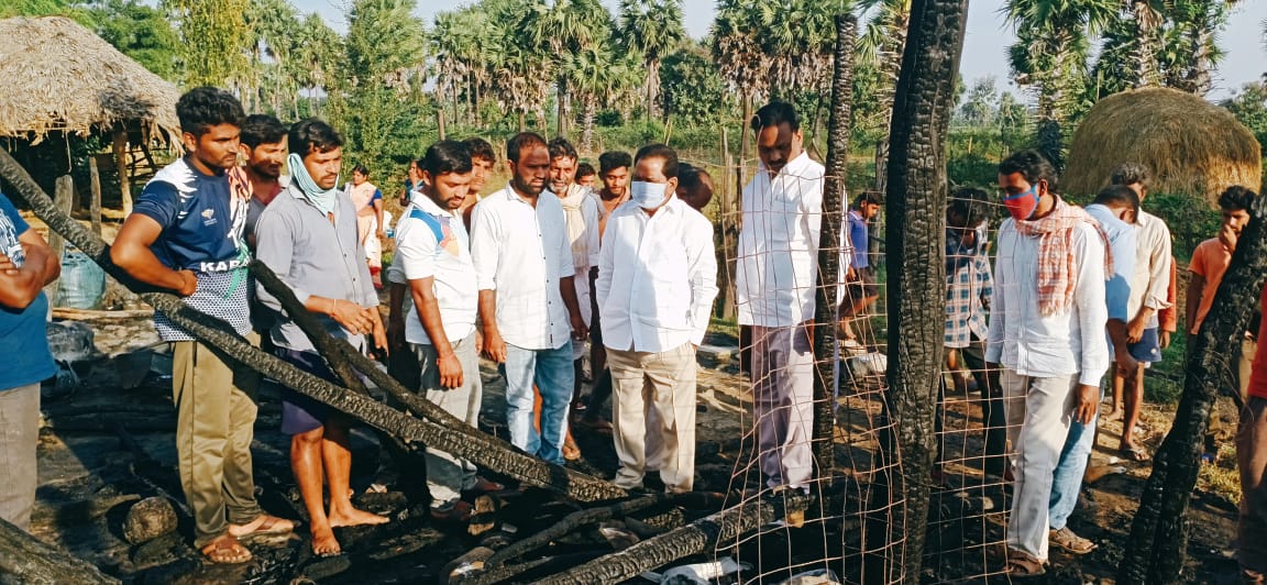 గ్యాస్ సిలిండర్ పేలి మూడు ఇళ్లు దగ్ధం