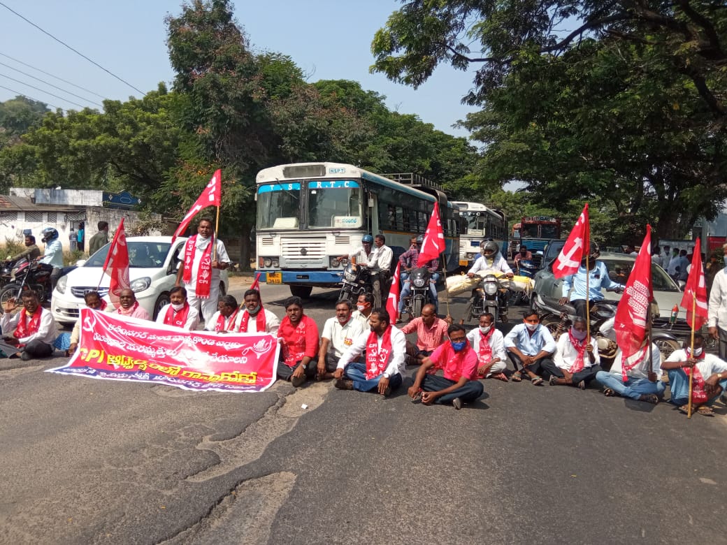 CPI protest on Karimnagar- Warangal road