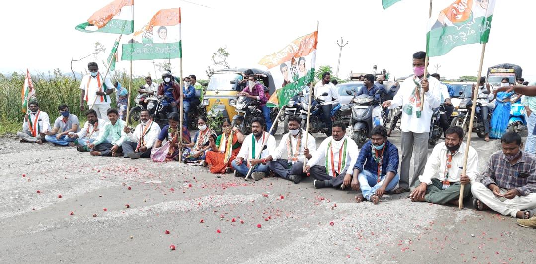 congress protest for road development in husnabad