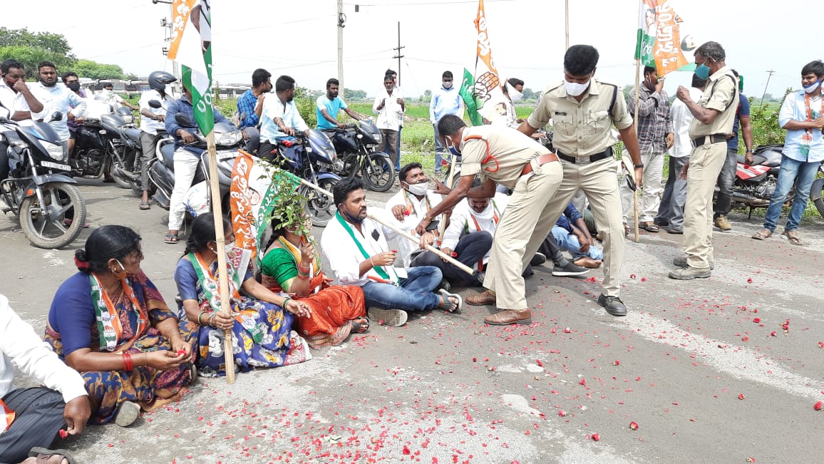 congress protest for road development in husnabad