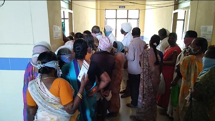 people rush at husnabad government hospital, vaccination in husnabad