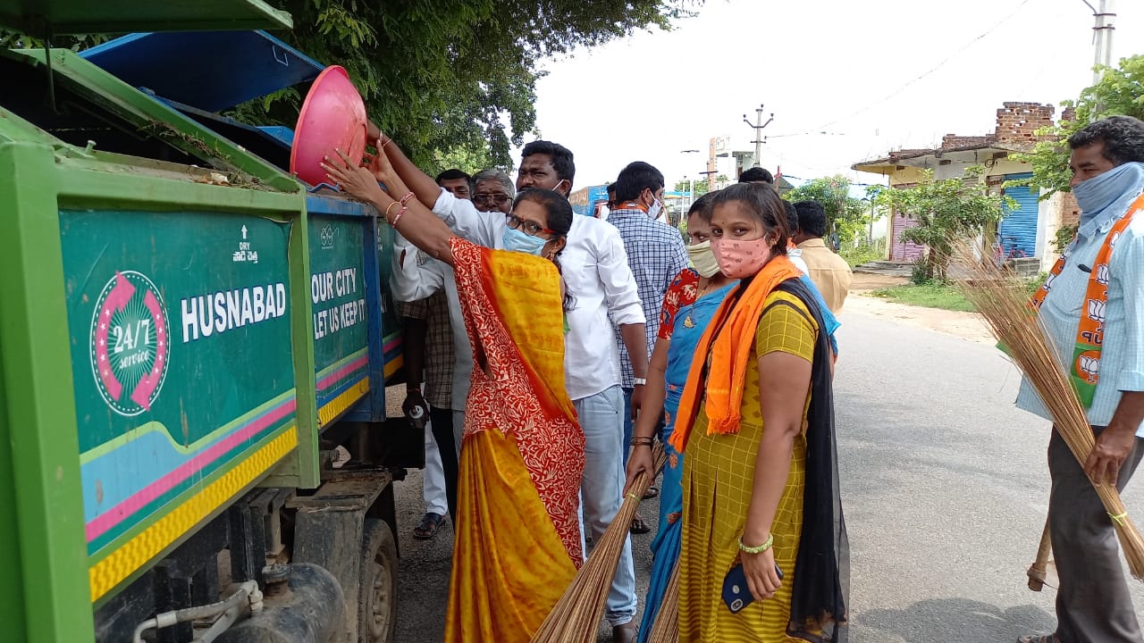 హుస్నాబాద్​ పట్టణంలో భాజపా ఆధ్వర్యంలో స్వచ్ఛభారత్​