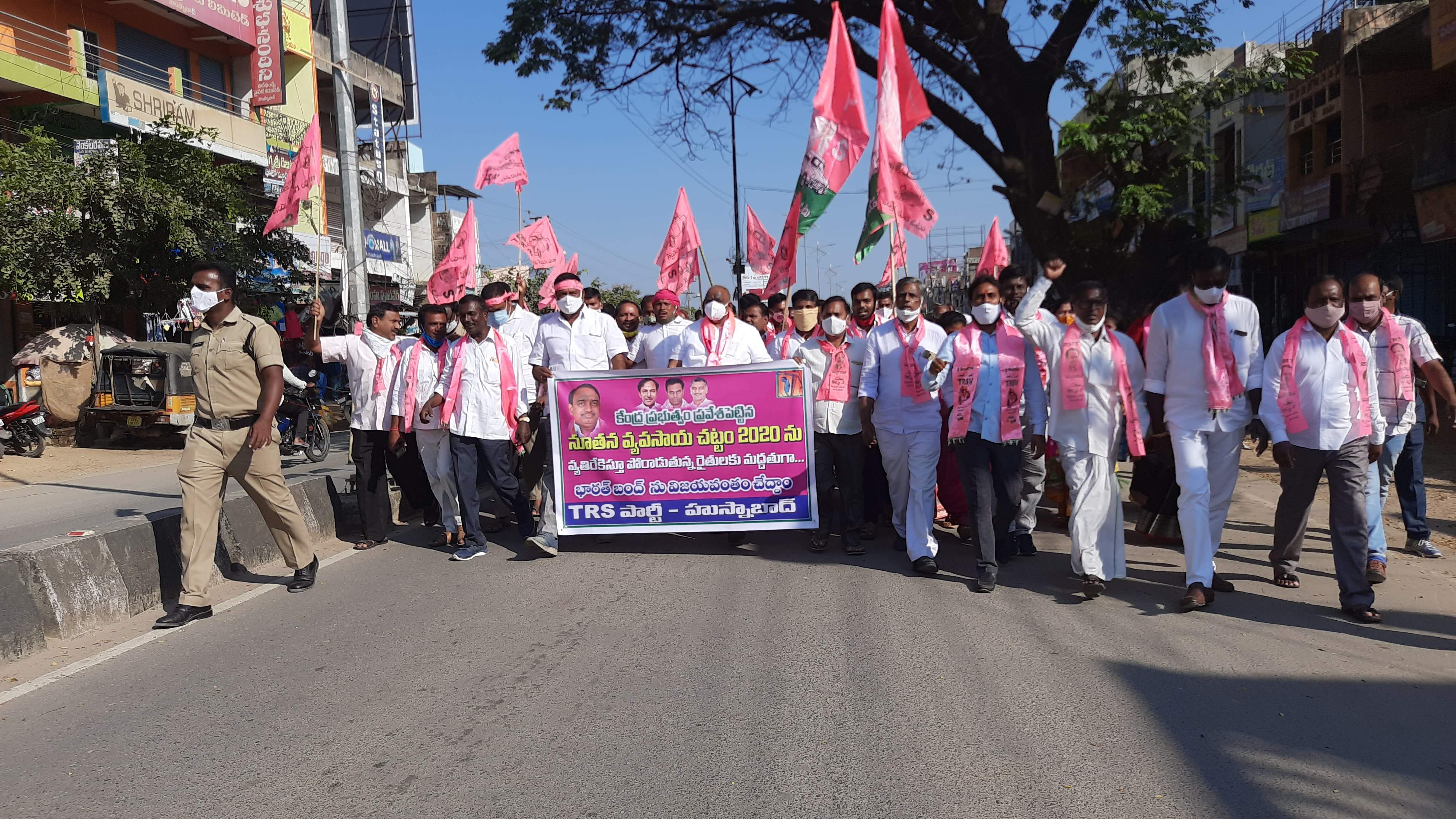 'రైతులను రోడ్డున పడేసే చట్టాలను వెంటనే రద్దు చేయాలి'