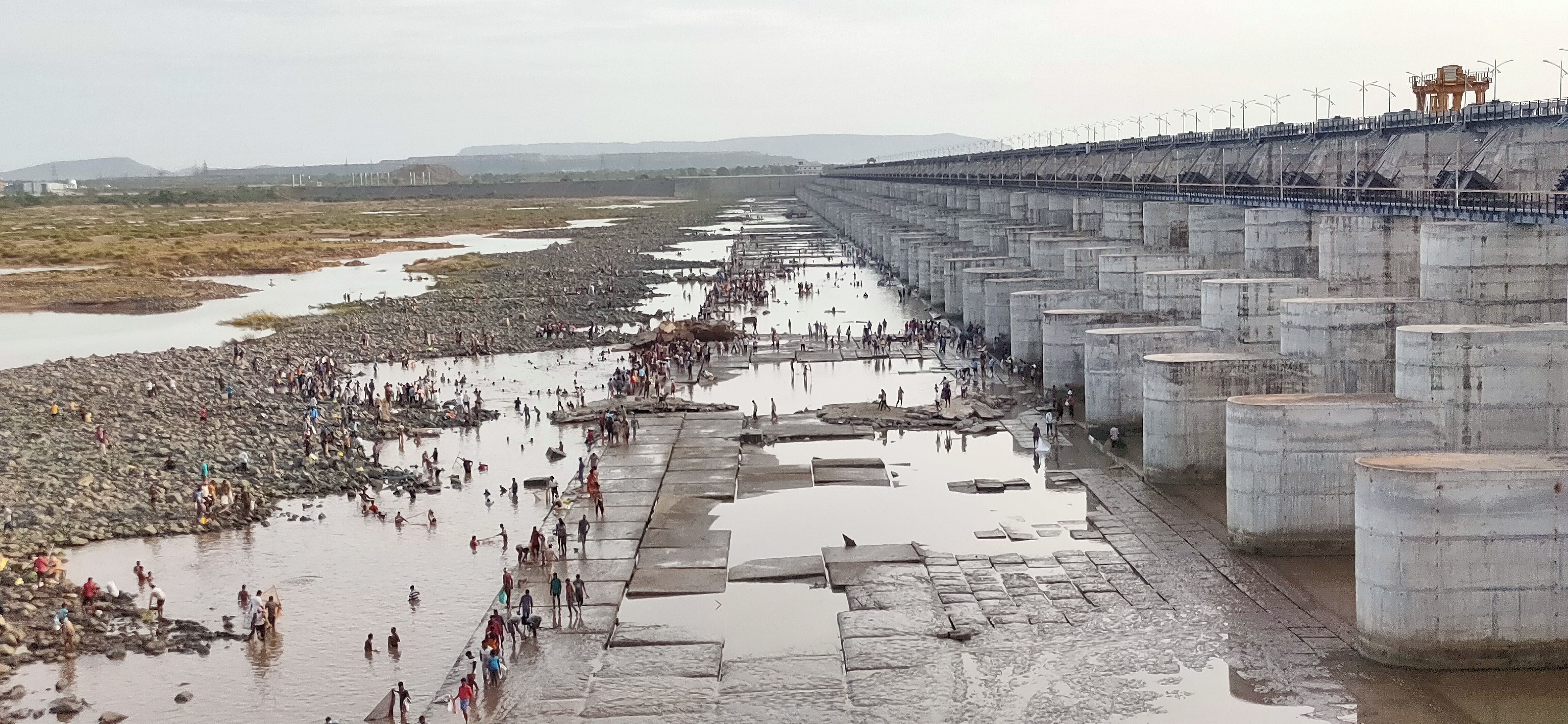 people-fishing-in-parvati-barrage