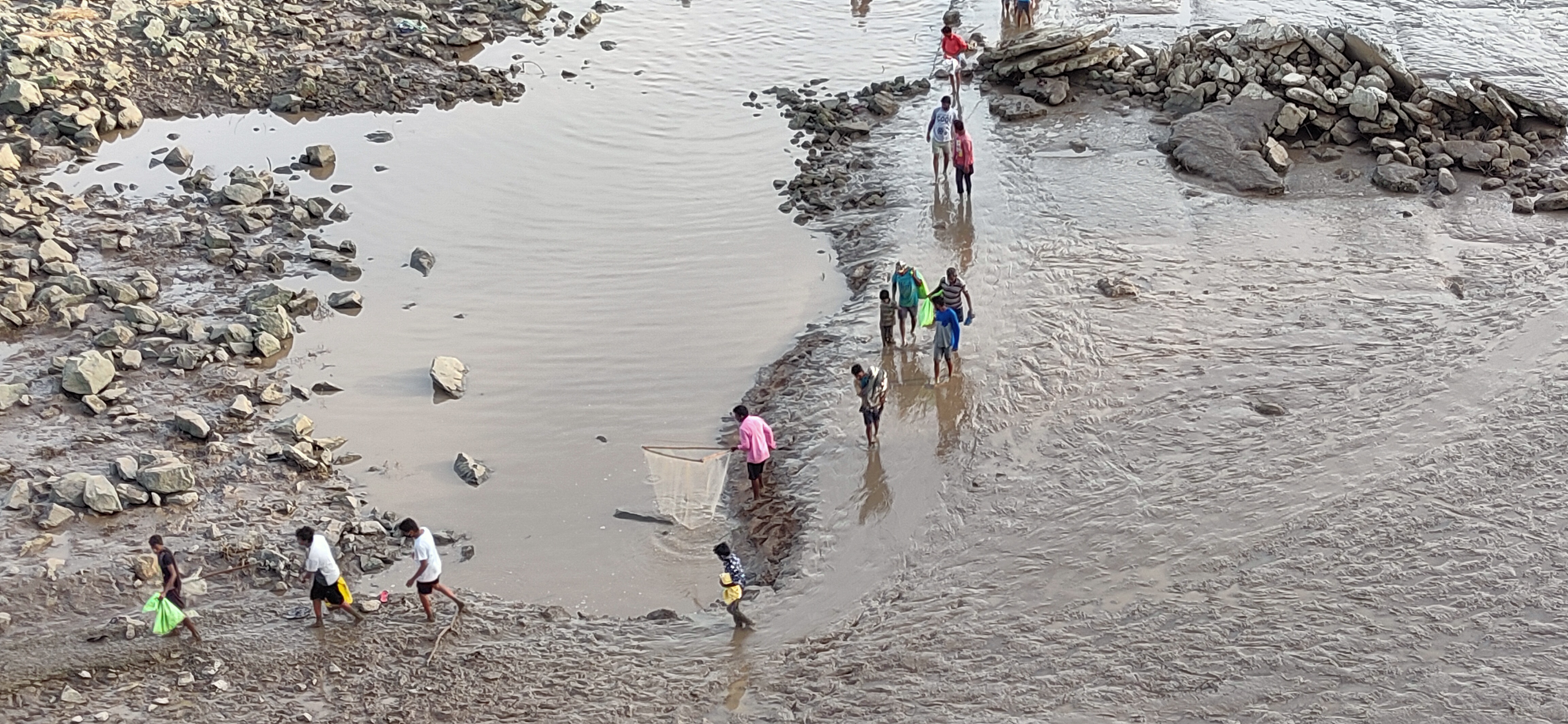 people-fishing-in-parvati-barrage