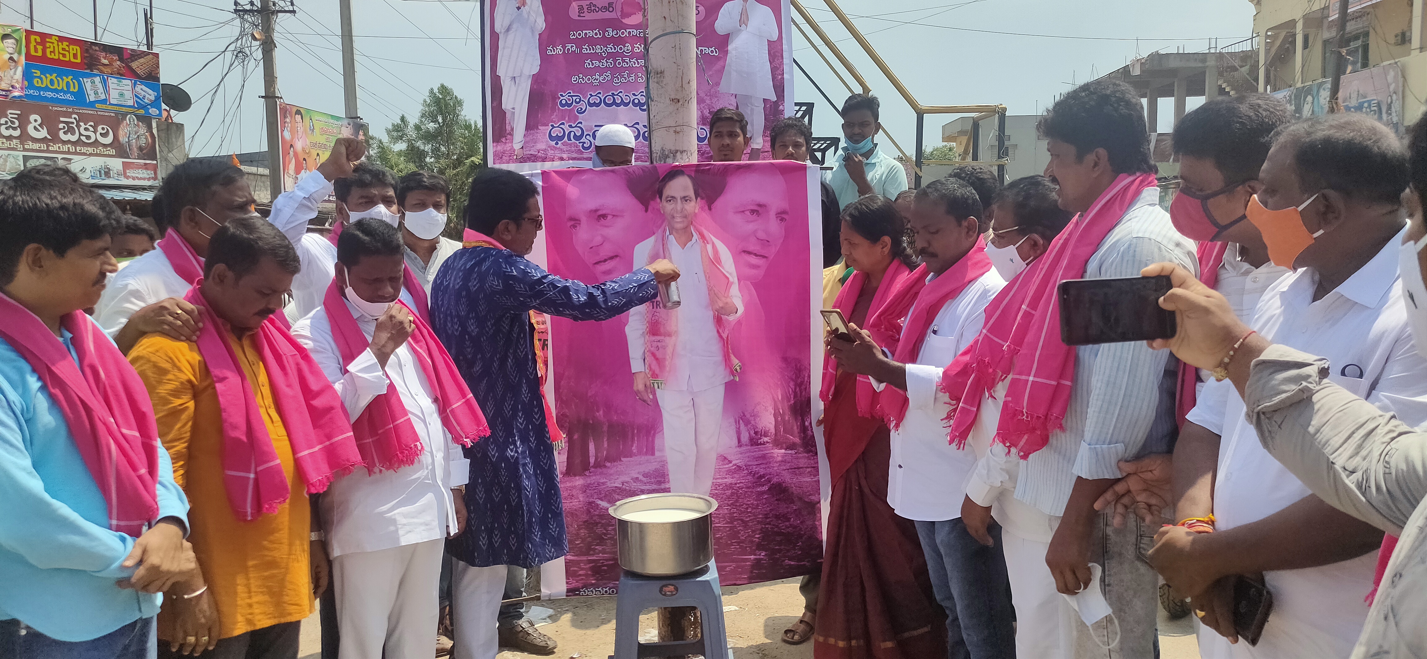 palabhishekam to cm kcr at manthani on passing new revenue act in assembly