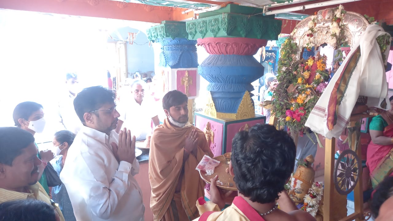 MLA sridhar babu participating in festival celebrations at manthani