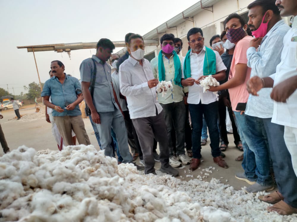 పత్తి కొనుగోలు కేంద్రాన్ని ప్రారంభించిన పుట్ట మధుకర్