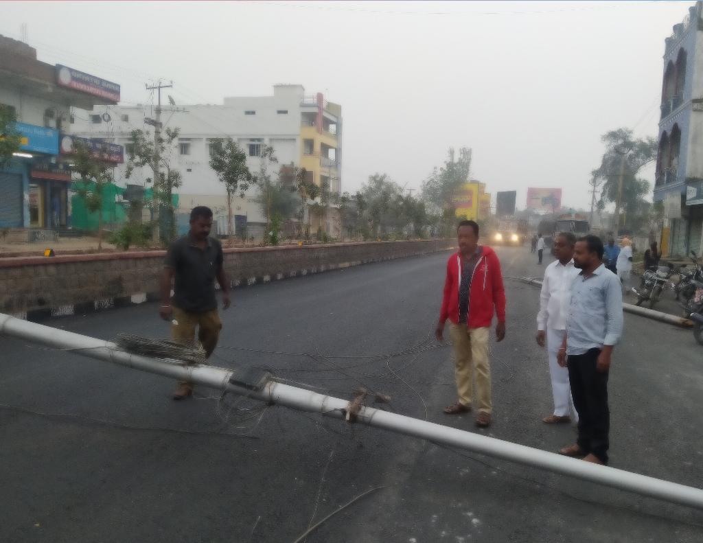 high mast light poles fell down at metpally in jagtial district