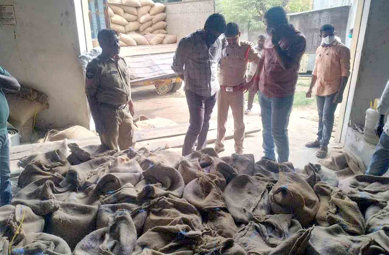 ration rice caught by police in shankerpatnam