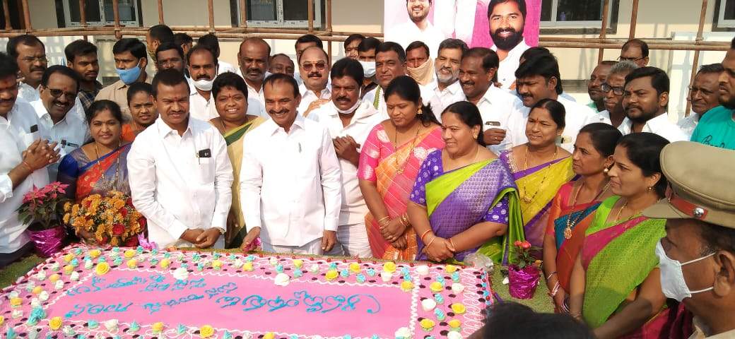 Telangana health minister etela rajender birthday celebrations in Huzurabad