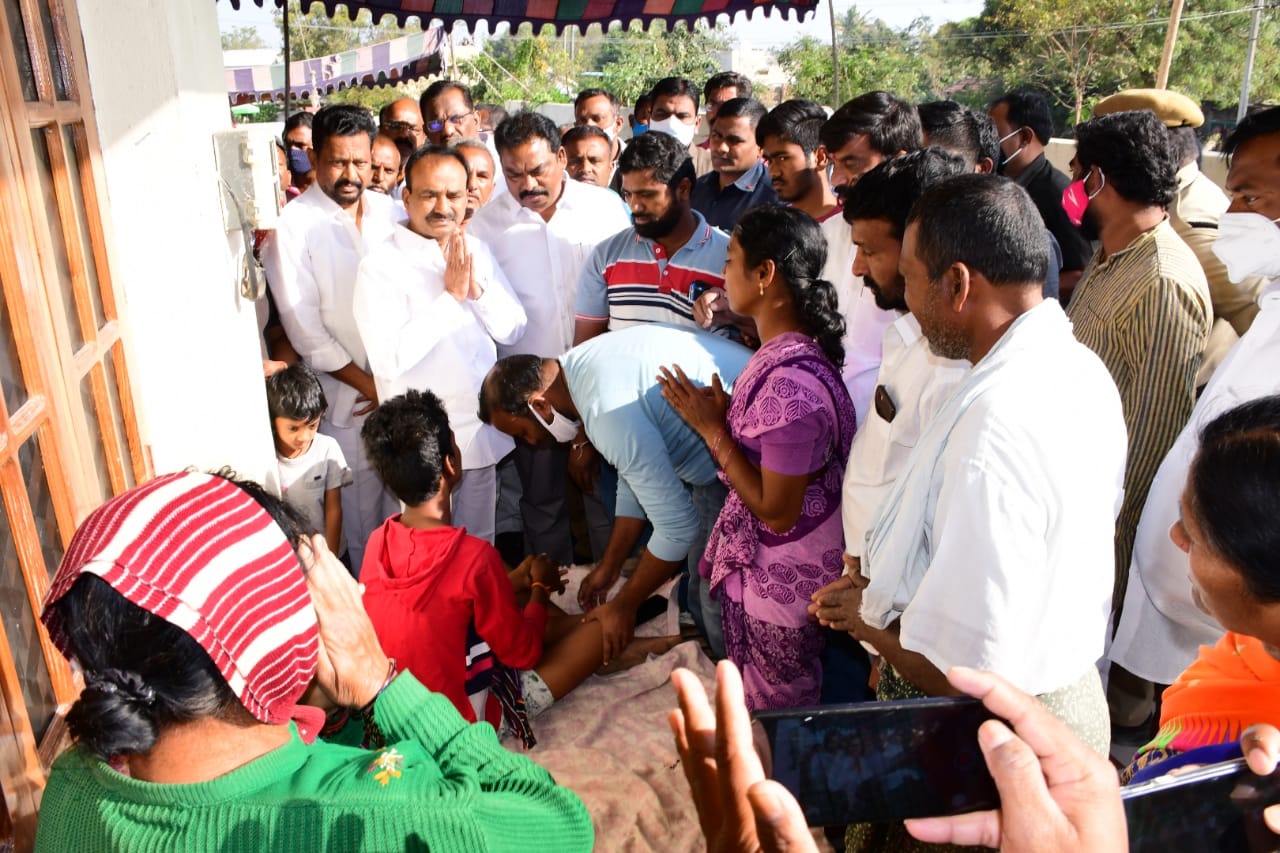 Minister Etela Rajender visited the family of Trs leader Seshadri in choppadandi, karimnagar district