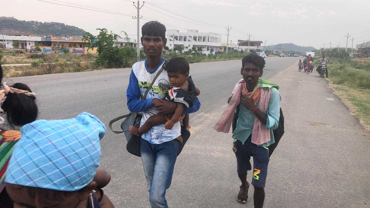 migrants started journey to odisha from vemulawada agraharam by walk