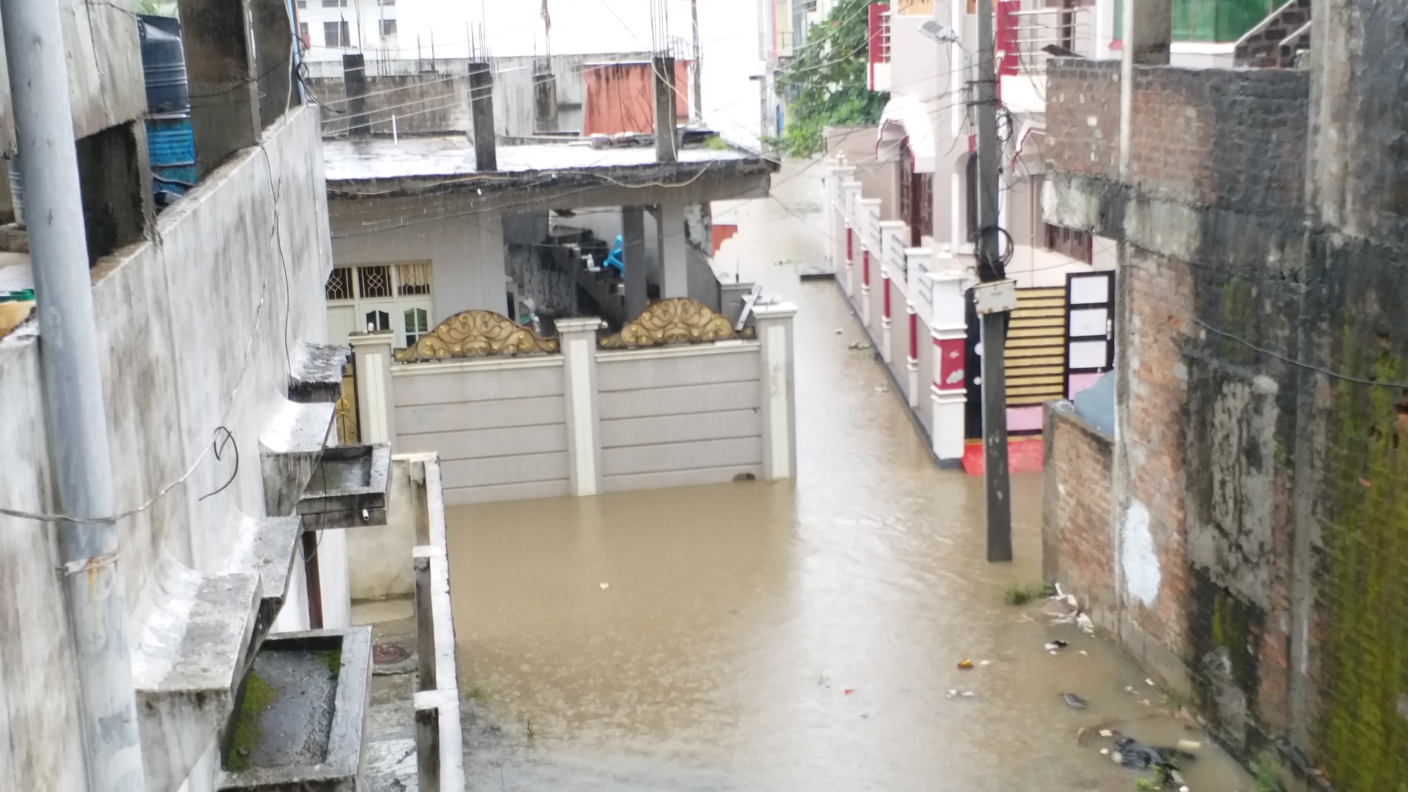 houses were surrounded by rain water in mahabubnagar